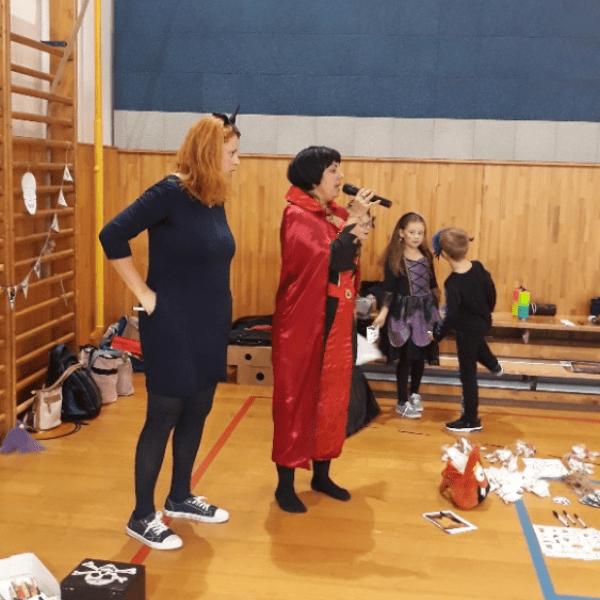 Když pan Drákula odpočívá ve své rakvi, zaskočila za něj paní Drákulová a připravila parádní halloweenskou párty pro děti a jejich rodiče v Měříně, 31. října. Všude viseli kostlivci, pavouci […]
